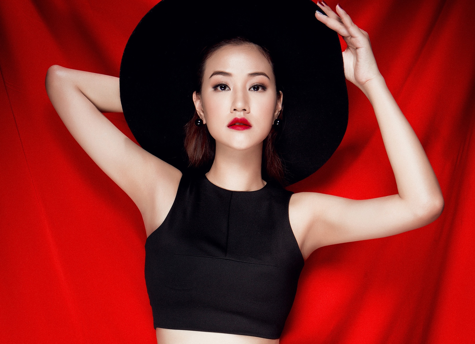 Maya dien dam om khoe duong cong quyen ru hinh anh