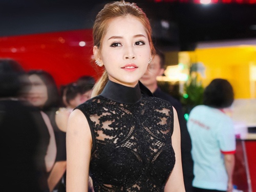 8 bo vay dep nhat tham do showbiz Viet thang 8 hinh anh