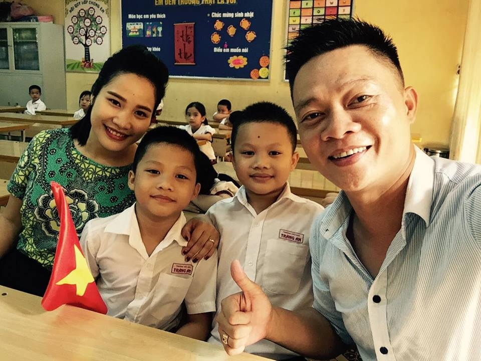 Sao Viet hao hung dua con den truong ngay khai giang hinh anh