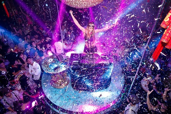 Năm 2015 là năm của EDM với hàng loạt các lễ hội âm nhạc điện tử ngoài trời thu hút sự tham gia của hàng trăm nghìn người trẻ.