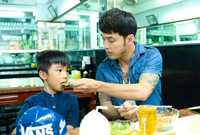 Chuyen it biet ve moi quan he cha duong, con rieng o Vbiz hinh anh