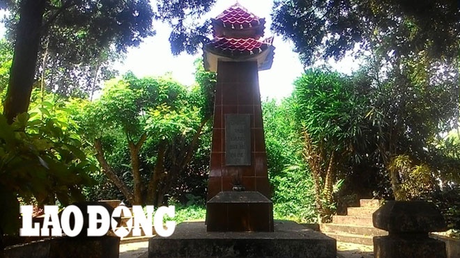 Mộ cố nhà thơ trong vườn nhà.