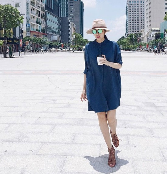 Một dịp khác, cô Trúc của Bỗng dưng muốn khóc xuống phố với phong cách hiện đại. Trong ảnh, bà mẹ một con trẻ trung với mốt sơ-mi suông rộng. Phụ kiện mũ phớt, sandals dây bụi phủi.