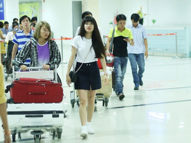 Sau khi đoạt giải Nữ diễn viên ấn tượng trong lễ trao giải VTV Awards, Nhã Phương không cùng về TP HCM với “bạn trai tin đồn” Trường Giang mà nán lại Hà Nội, cùng bạn diễn Kang Tae Oh tham dự Fan Meeting. Với lịch làm việc dày đặc, Nhã Phương xuất hiện bên cạnh trợ lý tại sân bay với vẻ ngoài có phần mệt mỏi. 