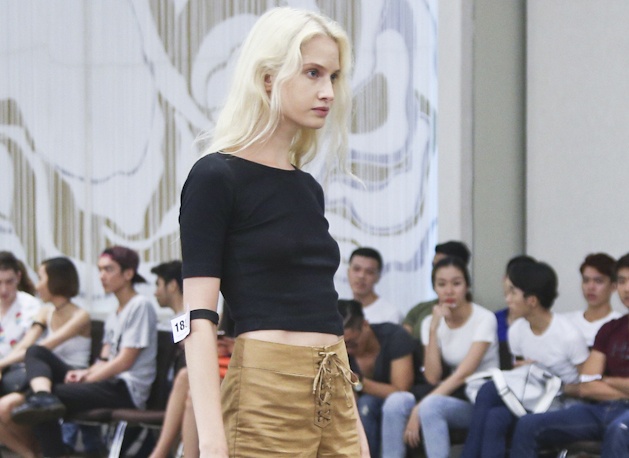 Mau ngoai quoc casting Tuan le thoi trang quoc te Viet Nam hinh anh