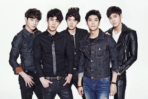 Nhóm nhạc 5urprise (Kang Tae Oh đứng thứ 2 từ phải qua).