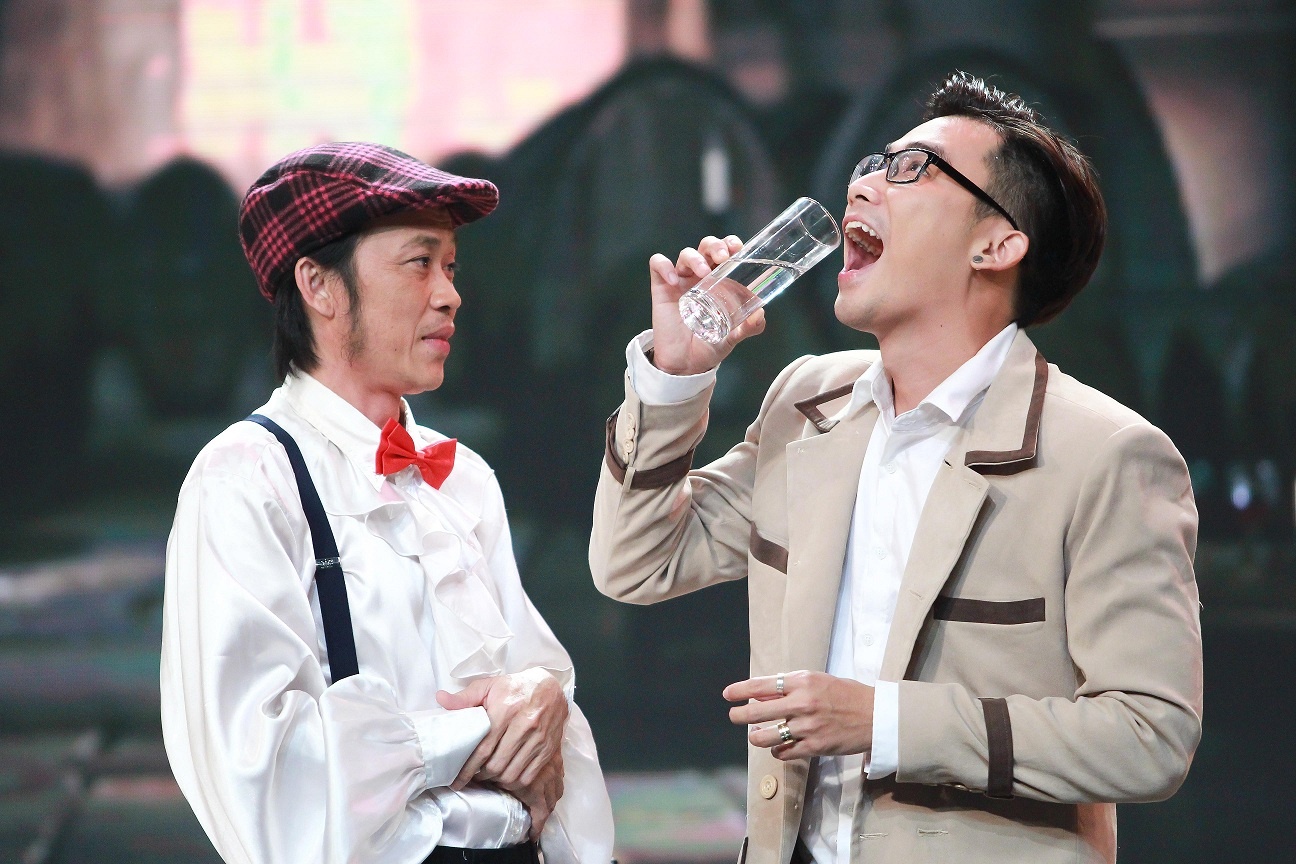 Hoai Linh ep Chi Thien an trai cay nhua o Hoi quan tieu lam hinh anh