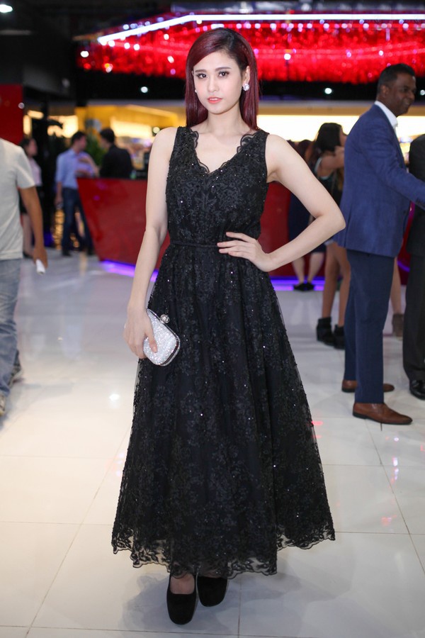 Trương Quỳnh Anh từng xuất hiện với bộ đầm ren lưới tối màu ở sự kiện tháng 8. Song bộ váy đen có độ dài chạm mắt cá nhân đã làm giảm chiều cao người mặc. Dù vậy, thiết kế cổ điển được nhiều người đẹp làng giải trí yêu thích. Ảnh: Oscar Town 