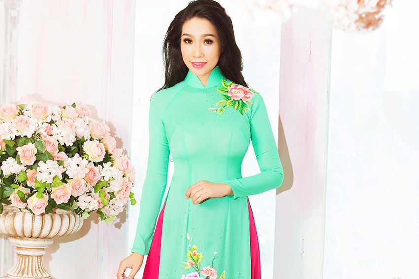 A hau Trinh Kim Chi khoe dang chuan voi ao dai hinh anh