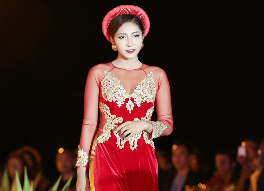 Dang Thu Thao dien ao dai ben be boi hinh anh