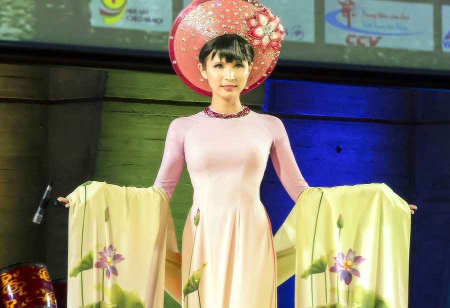 Ao dai hoa sen hon Viet tren san dien Paris hinh anh