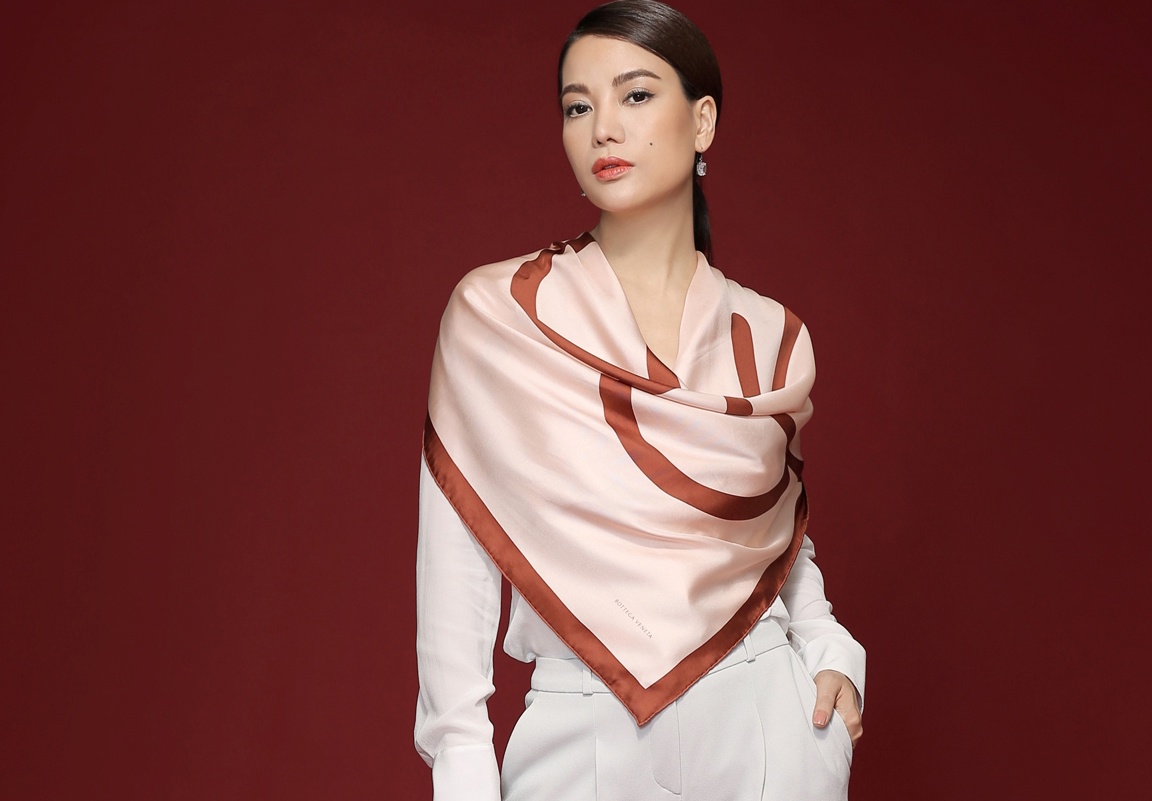 Truong Ngoc Anh sanh dieu voi trang phuc toi gian hinh anh