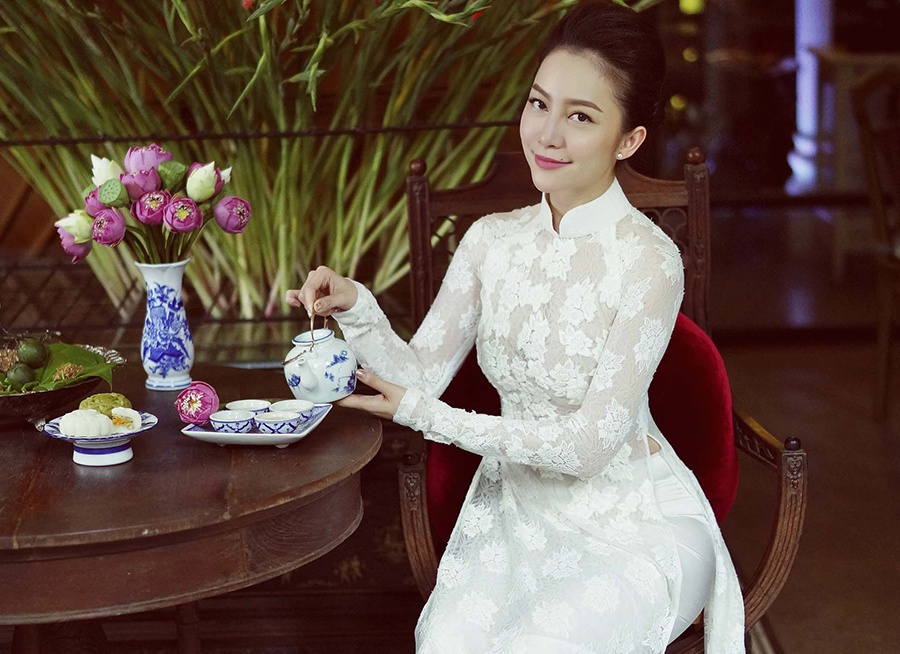 Linh Nga duyen dang ao dai ren tinh khoi hinh anh