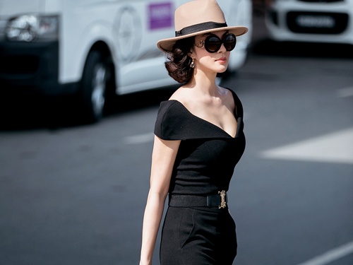 Street style sanh dieu cua MC Thanh Mai o san bay hinh anh