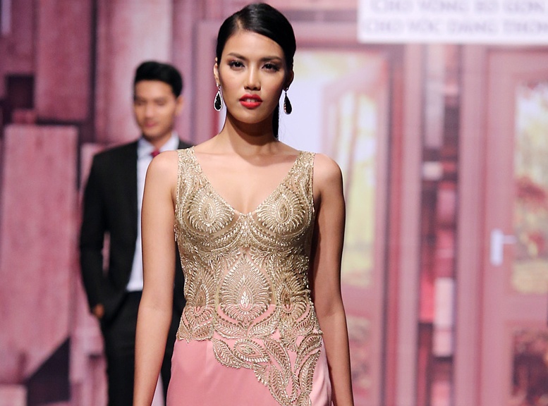 Lan Khue dien vay xe cao tren san catwalk hinh anh