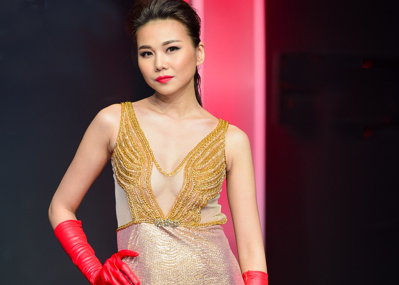 Thanh Hang dien vay xuyen thau tren san dien hinh anh