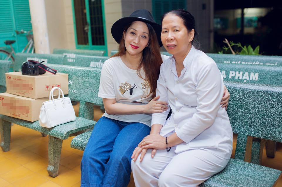 Khanh Thi tang qua trung thu cho tre em ngheo va nguoi gia hinh anh