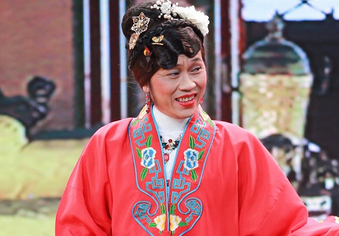 Hoai Linh lam hoang thai hau o Hoi quan tieu lam hinh anh