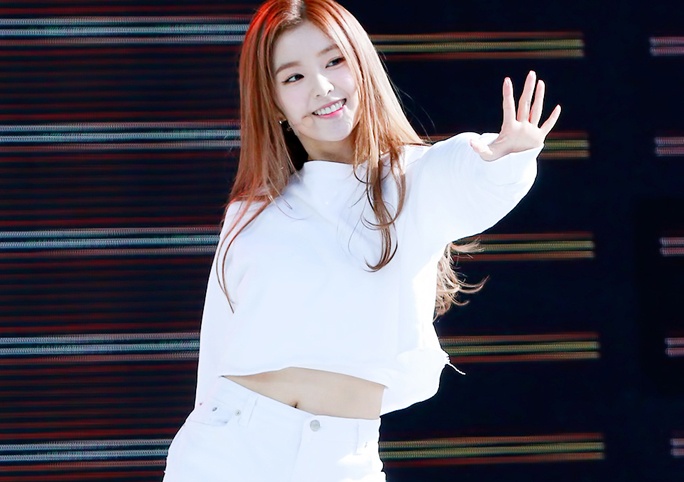 Idol nu Kpop dien do kiem vai khoe eo tren san khau hinh anh