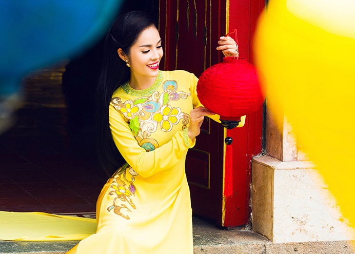 Duong Cam Lynh mac ao dai don trung thu hinh anh