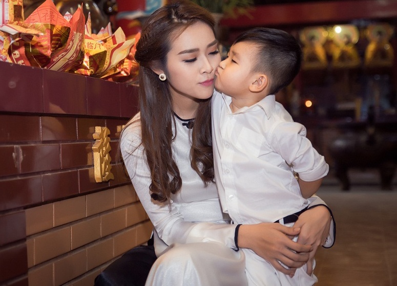 Diep Bao Ngoc dua con trai len chua cau binh an hinh anh