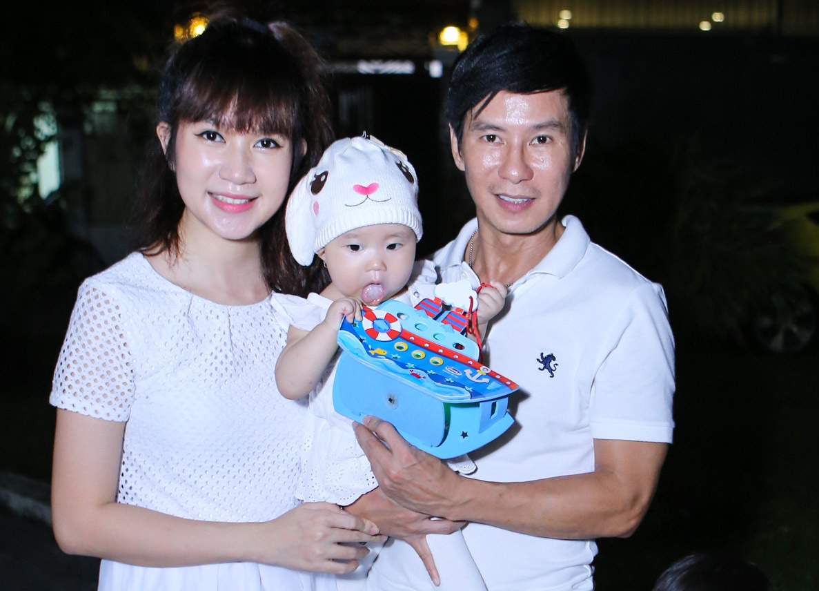 Vo chong Ly Hai cung ba con ruoc den dem trung thu hinh anh