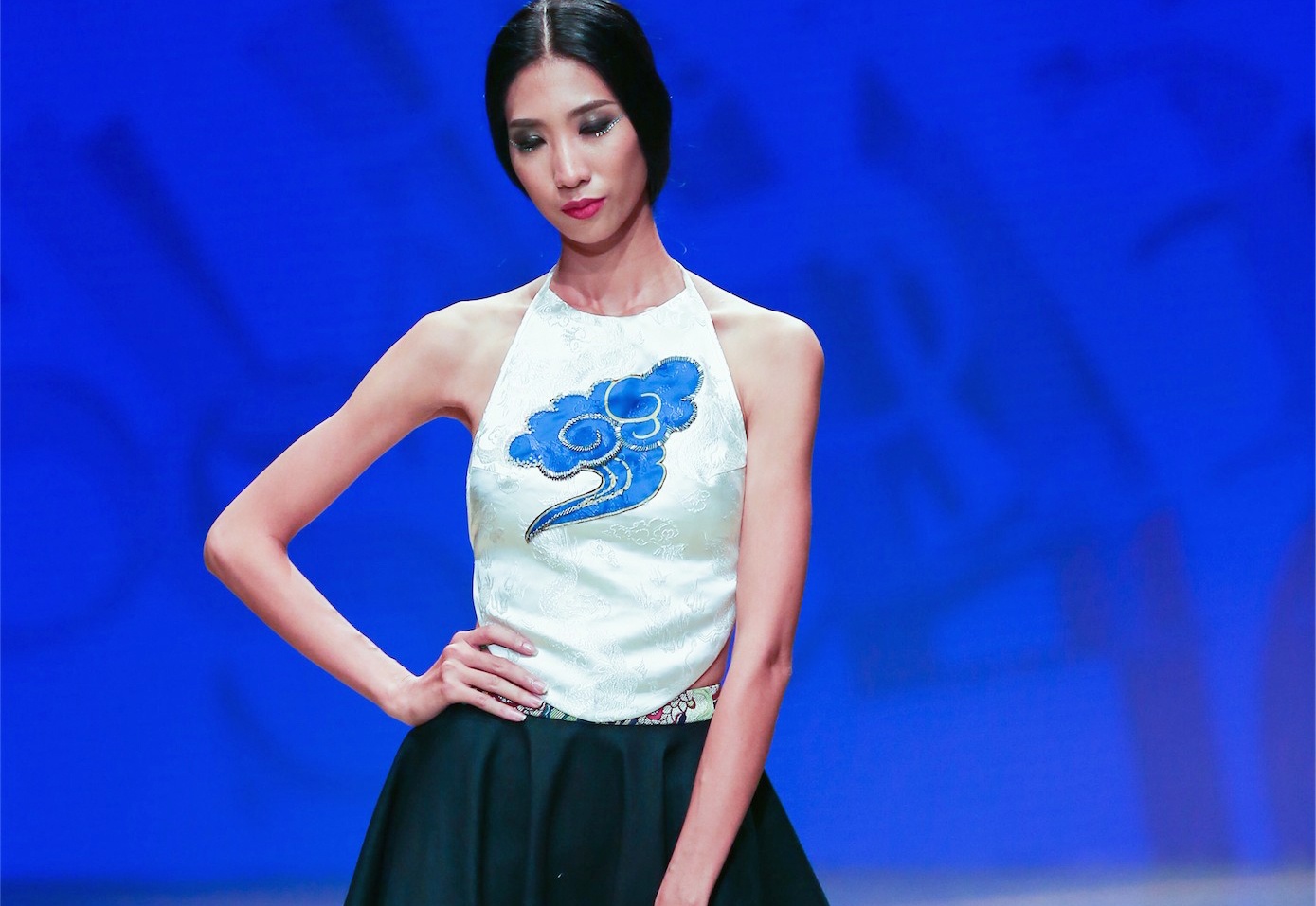 Trang Pham dien yem dao catwalk o Tuan le thoi trang Viet hinh anh