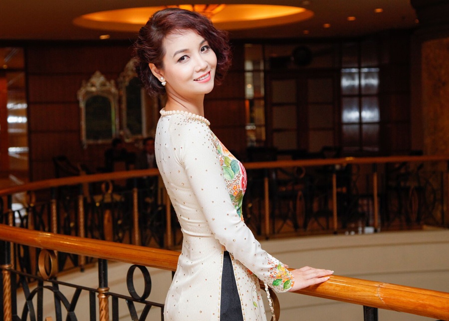 Mai Thu Huyen khoe dang voi ao dai o su kien hinh anh
