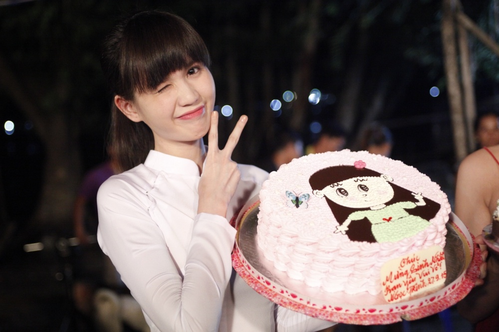 Ngoc Trinh don sinh nhat tren phim truong 'Vong eo 56' hinh anh