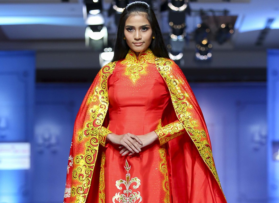 Truong Thi May dien ao dai cape lam vedette hinh anh