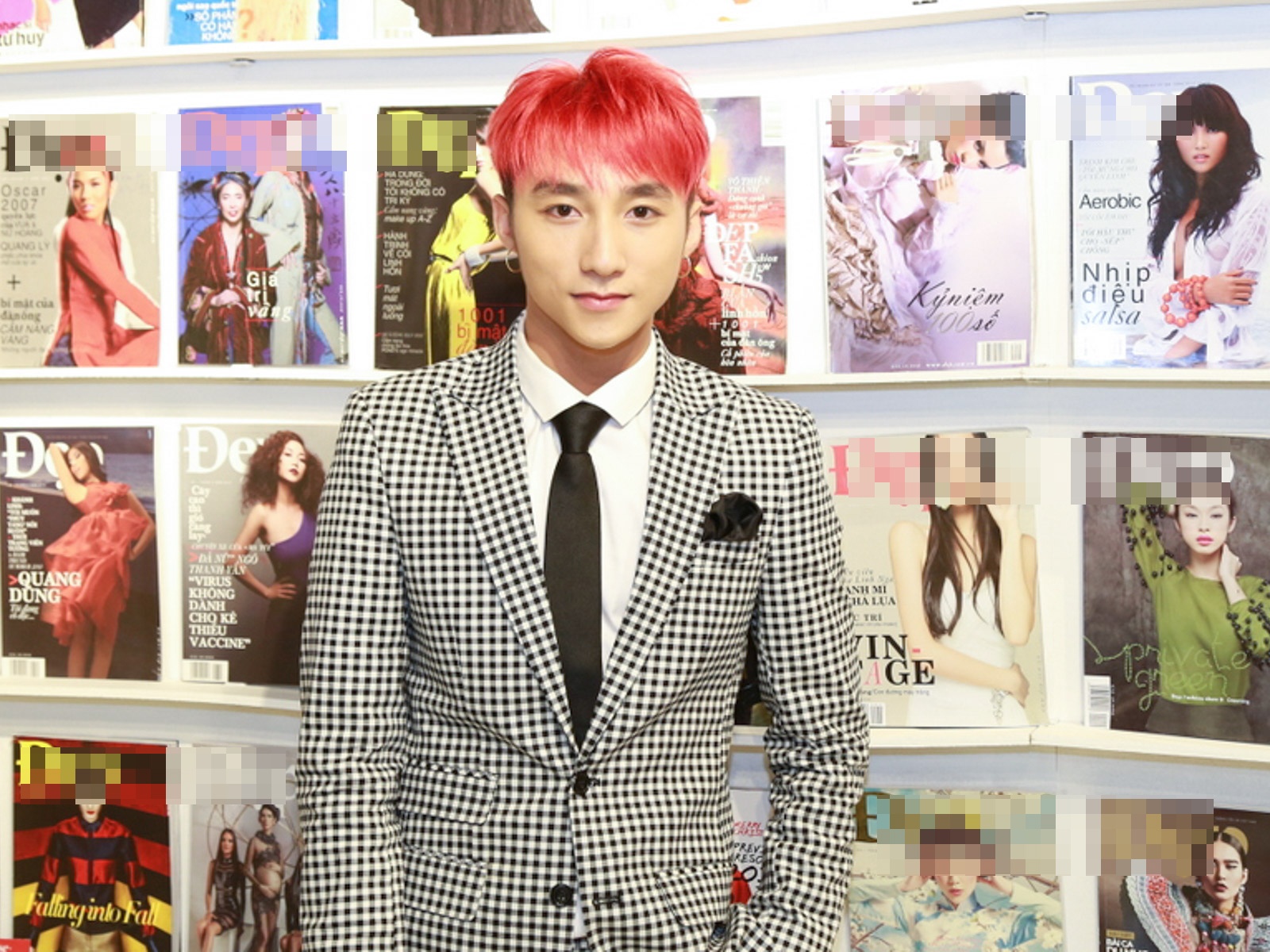 Tối 30/9, Sơn Tùng M-TP cùng đàn chị Phạm Quỳnh Anh tham dự sự kiện kỷ niệm số báo thứ 200 của một tạp chí thời trang tại TP HCM. Giọng ca Chắc ai đó sẽ về gây bất ngờ với mốt tóc màu hồng nổi bật, cùng trang phục bảnh bao, lịch thiệp. Màu tóc mới của nam ca sĩ gốc Thái Bình được nhận xét là khá giống với mái tóc hiện tại của Thiều Bảo Trâm, nữ ca sĩ đang vướng tin đồn tình cảm với anh.