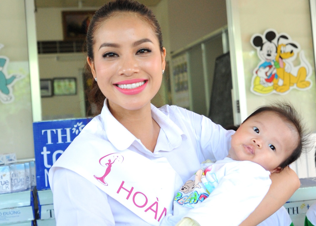 Hoa hau Pham Huong gian di di tu thien hinh anh