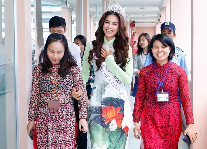 Pham Huong ve truong tham dong nghiep, sinh vien hinh anh