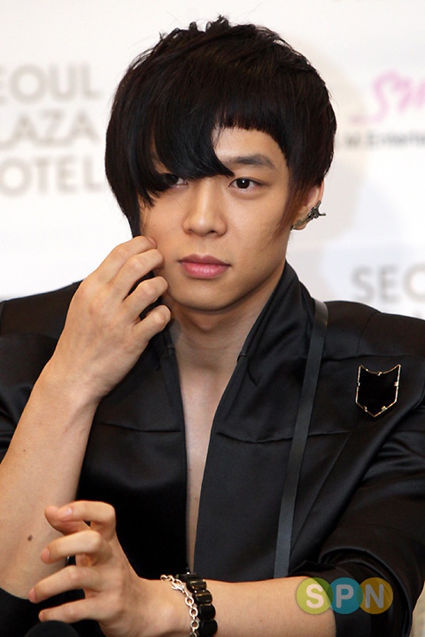 “Hoàng tử gác mái” Yoochun với phần tóc mái lởm chởm vô cùng khó hiểu.