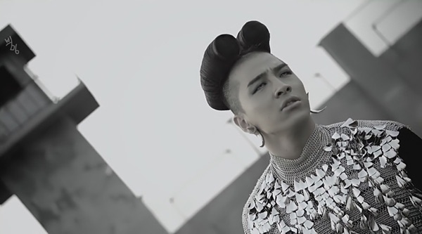 Kiểu tóc này của Taeyang khiến fan Hàn liên tưởng đến hình ảnh của chú chuột Mickey hay thậm chí là… cơm cuộn Kimbap.