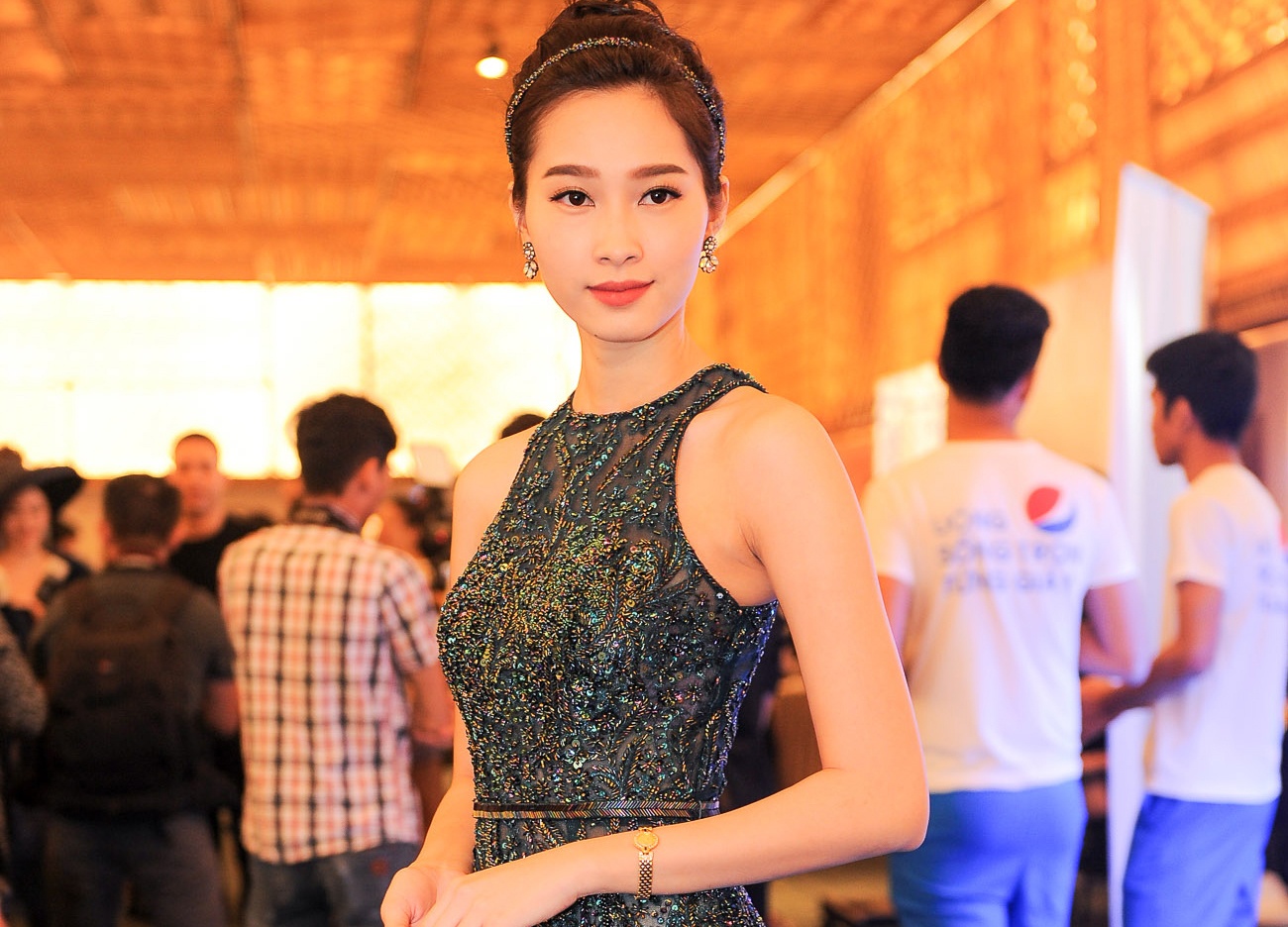 Hoa hau Dang Thu Thao long lay noi bat giua dan nguoi dep hinh anh