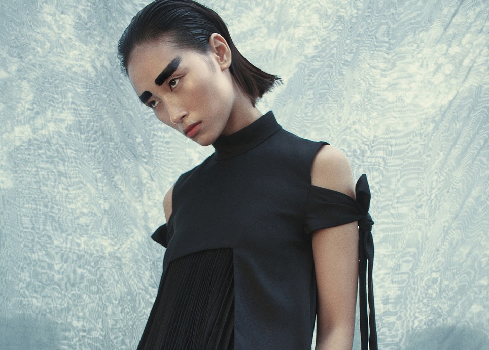 Trang Khieu ve chan may nam tinh chup anh an tuong hinh anh