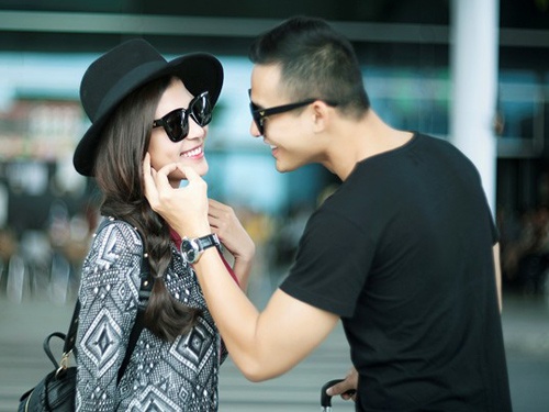 Luong The Thanh cham soc ba xa Thuy Diem o san bay hinh anh