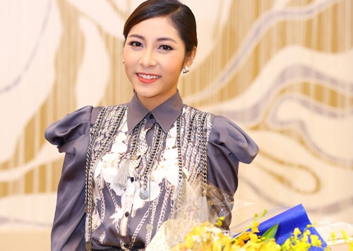 Dang Thu Thao, Hoang Yen vao nhom trang phuc xau tuan qua hinh anh