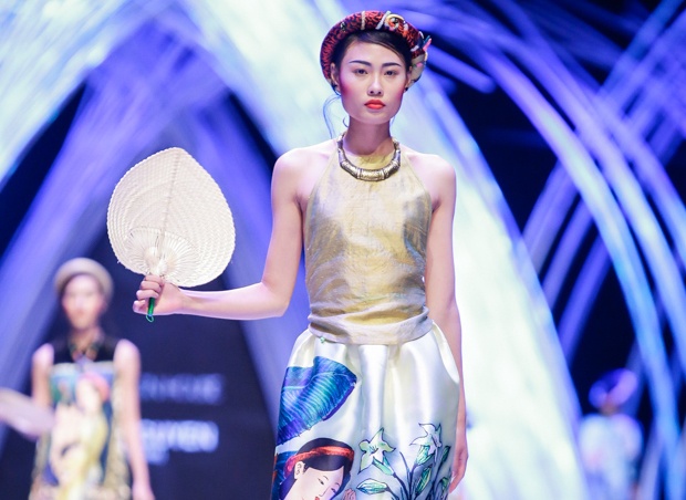 Mai Giang dien yem dao tren san dien hinh anh