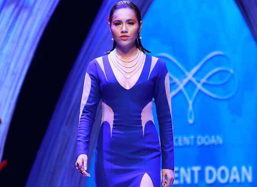 A hau Hoang My lo eo banh mi khi trinh dien thoi trang hinh anh