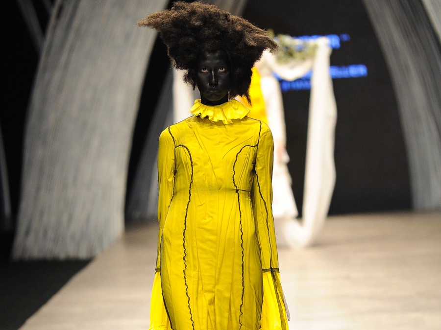 A quan cao 1,9 m quai la voi da nhuom den, toc xu hinh anh