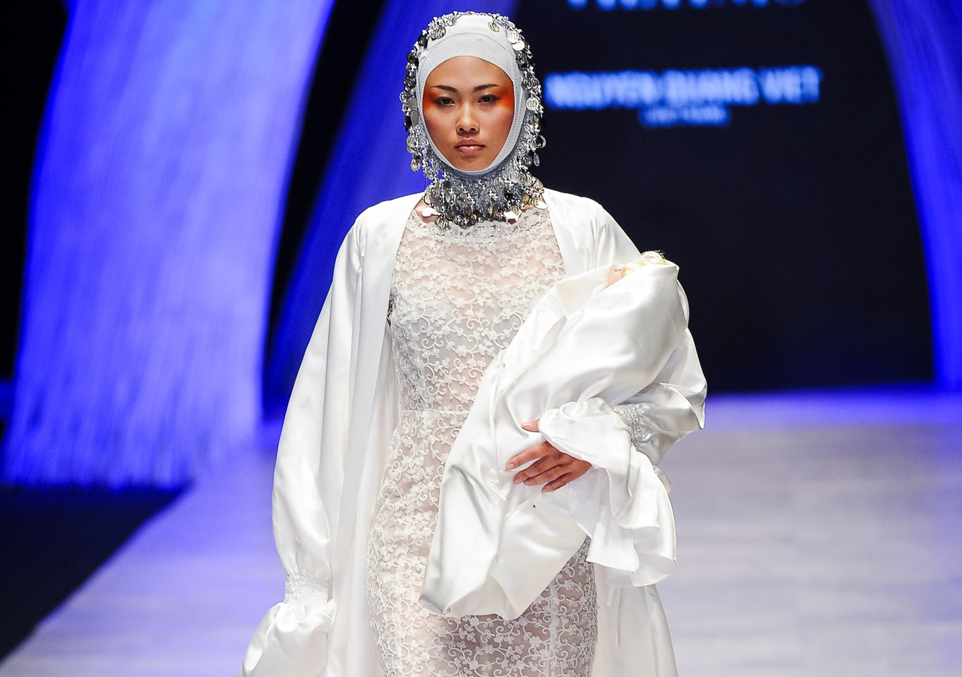 Nguoi mau trum khan kin catwalk o Tuan le thoi trang hinh anh