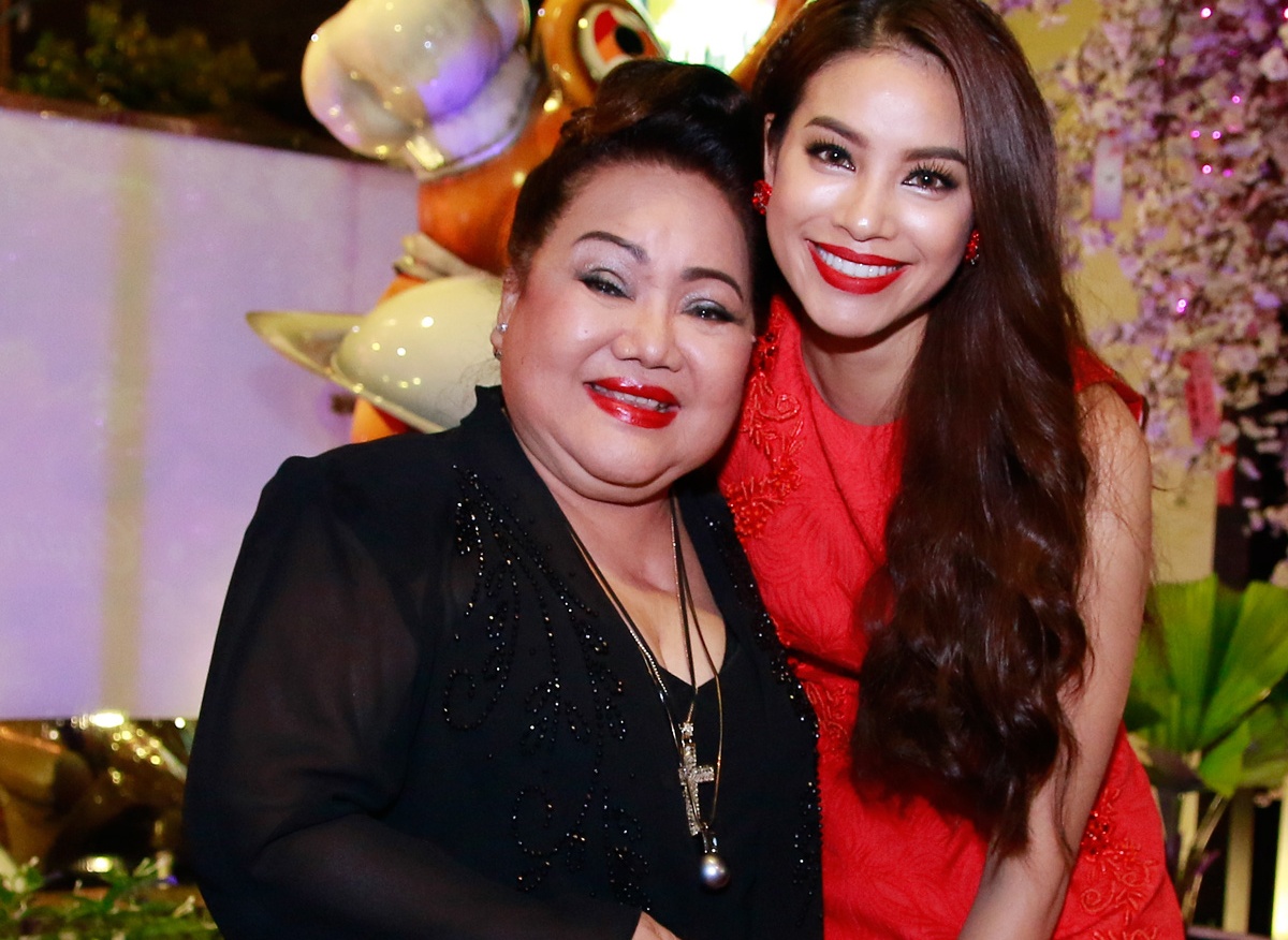 Ngoc Giau du tiec dang quang cua chau ngoai Pham Huong hinh anh