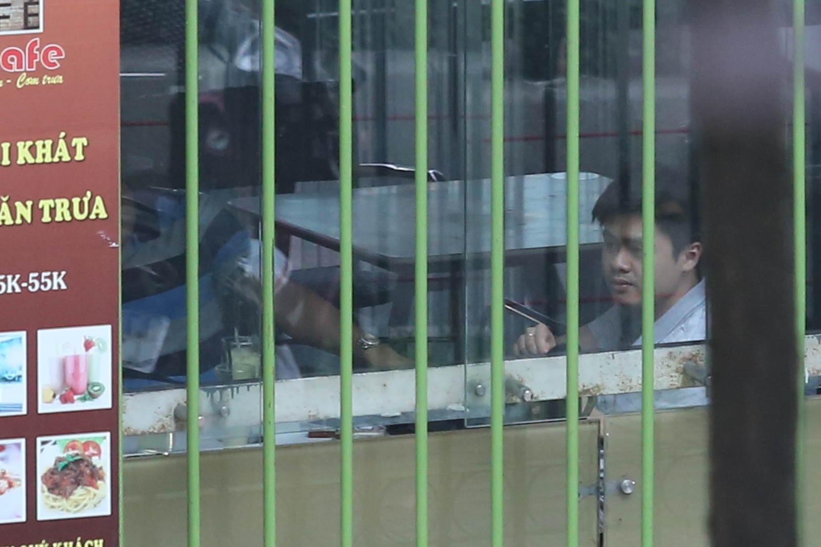 Phan Thành cùng một số bạn bè hẹn hò tại một quán cà phê gần khu hội chợ. 