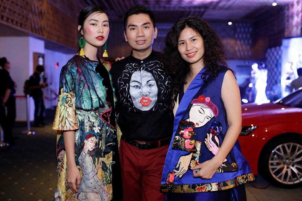 Khan gia deo mat na, mac ca tinh xem thoi trang hinh anh