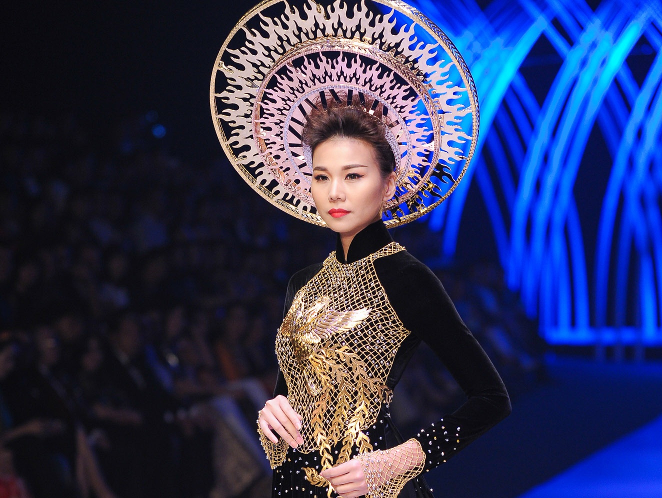 Thanh Hang dien ao dai dat vang 1,2 ty dong hinh anh