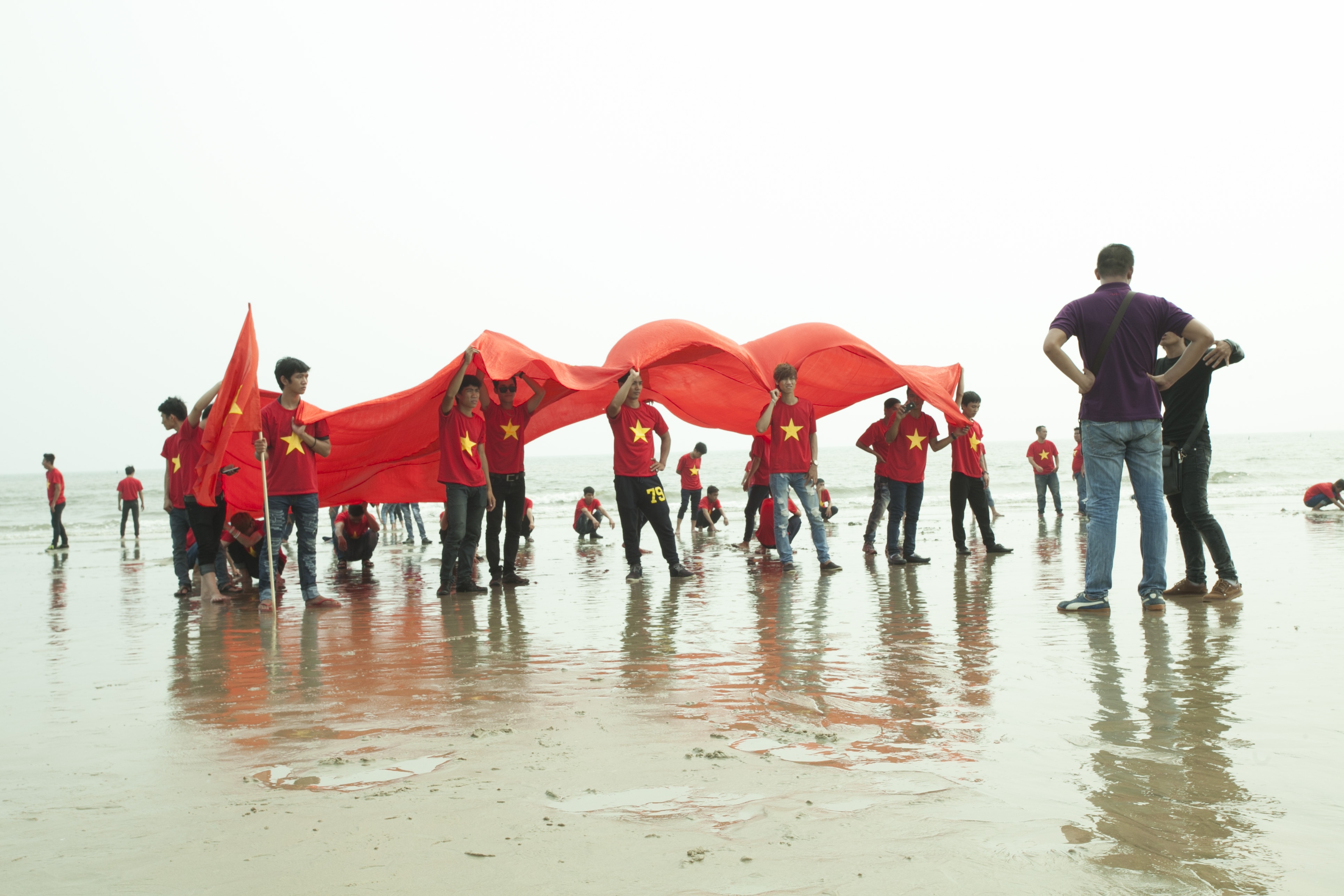 Ê-kíp hơn 150 đến Long Hải (TP HCM) để thực hiện những cảnh quay.