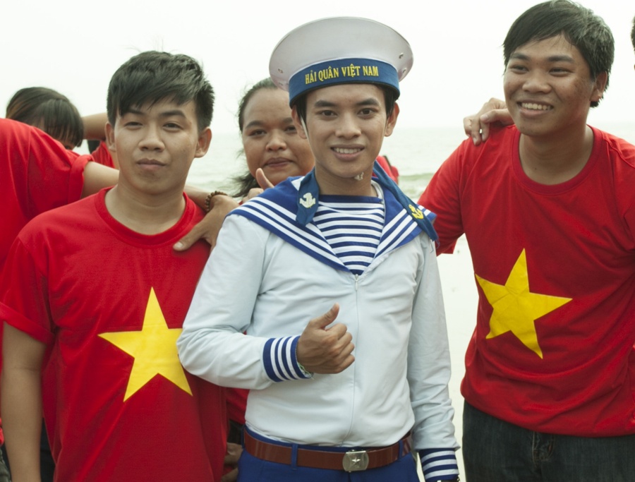 'Hot boy ban keo keo' ra mat MV 'Bien dao Viet Nam' hinh anh