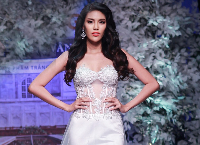 Lan Khue dien vay cuoi xuyen thau catwalk hinh anh